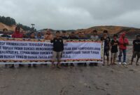Sejumlah masyarakat adat dan warga Kampung Dilang Putih menggelar aksi damai di area tambang PT Tepian Indah Sukses (TIS), Kecamatan Bentian Besar, Kutai Barat, menuntut realisasi pembayaran kompensasi lahan usai putusan pengadilan terbit. (Dok. Kawalkaltim.com)