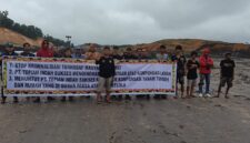 Sejumlah masyarakat adat dan warga Kampung Dilang Putih menggelar aksi damai di area tambang PT Tepian Indah Sukses (TIS), Kecamatan Bentian Besar, Kutai Barat, menuntut realisasi pembayaran kompensasi lahan usai putusan pengadilan terbit. (Dok. Kawalkaltim.com)