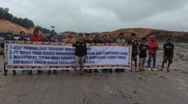 Sejumlah masyarakat adat dan warga Kampung Dilang Putih menggelar aksi damai di area tambang PT Tepian Indah Sukses (TIS), Kecamatan Bentian Besar, Kutai Barat, menuntut realisasi pembayaran kompensasi lahan usai putusan pengadilan terbit. (Dok. Kawalkaltim.com)