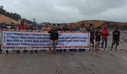 Sejumlah masyarakat adat dan warga Kampung Dilang Putih menggelar aksi damai di area tambang PT Tepian Indah Sukses (TIS), Kecamatan Bentian Besar, Kutai Barat, menuntut realisasi pembayaran kompensasi lahan usai putusan pengadilan terbit. (Dok. Kawalkaltim.com)