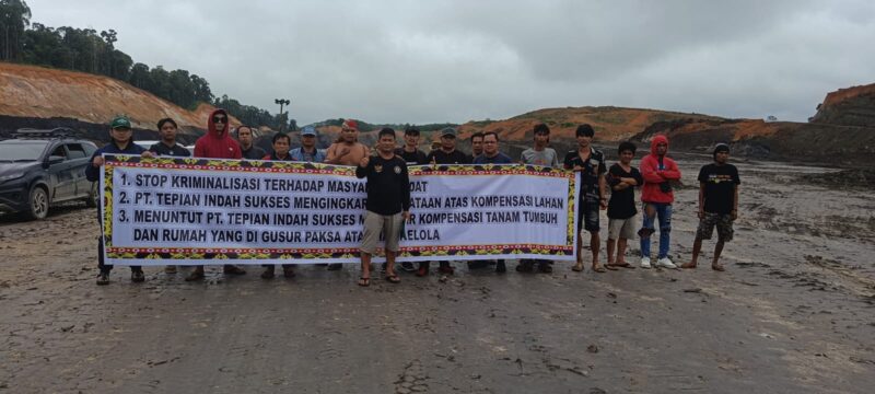 Sejumlah masyarakat adat dan warga Kampung Dilang Putih menggelar aksi damai di area tambang PT Tepian Indah Sukses (TIS), Kecamatan Bentian Besar, Kutai Barat, menuntut realisasi pembayaran kompensasi lahan usai putusan pengadilan terbit. (Dok. Kawalkaltim.com)