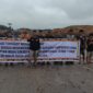Sejumlah masyarakat adat dan warga Kampung Dilang Putih menggelar aksi damai di area tambang PT Tepian Indah Sukses (TIS), Kecamatan Bentian Besar, Kutai Barat, menuntut realisasi pembayaran kompensasi lahan usai putusan pengadilan terbit. (Dok. Kawalkaltim.com)