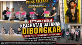 Keterangan Foto:
 Ketika kejahatan berlari, hukum menemukan jejaknya. Kapolres Kutai Barat AKBP Honey Wahyu Wicaksono, S.I.K., bersama jajaran Satreskrim dan Tim URC memperlihatkan barang bukti hasil pengungkapan kasus pencurian dengan kekerasan (begal) yang sempat meresahkan masyarakat. Pengungkapan ini sekaligus menjadi peringatan bahwa narkoba, judi online, dan jalan pintas kriminal kerap berujung pada konsekuensi hukum yang tidak terhindarkan. (Dok. Kawalkaltim.com/Amin)
