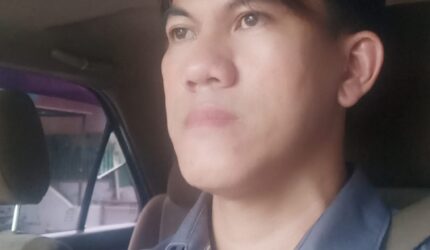 Keterangan Foto | Dokumen Kawalkaltim.com: Yahya Tonang, S.H., pengacara yang dikenal dengan julukan Masterberuk Kalimantan, memberikan keterangan kepada awak media usai Pengadilan Negeri Kutai Barat mengabulkan sebagian permohonan praperadilan atas penetapan tersangka YS yang dinyatakan tidak sah. Putusan tersebut disebut menjadi tonggak sejarah baru dalam praktik praperadilan di Kutai Barat. Dok. (Ist/Kawalkaltim.com)