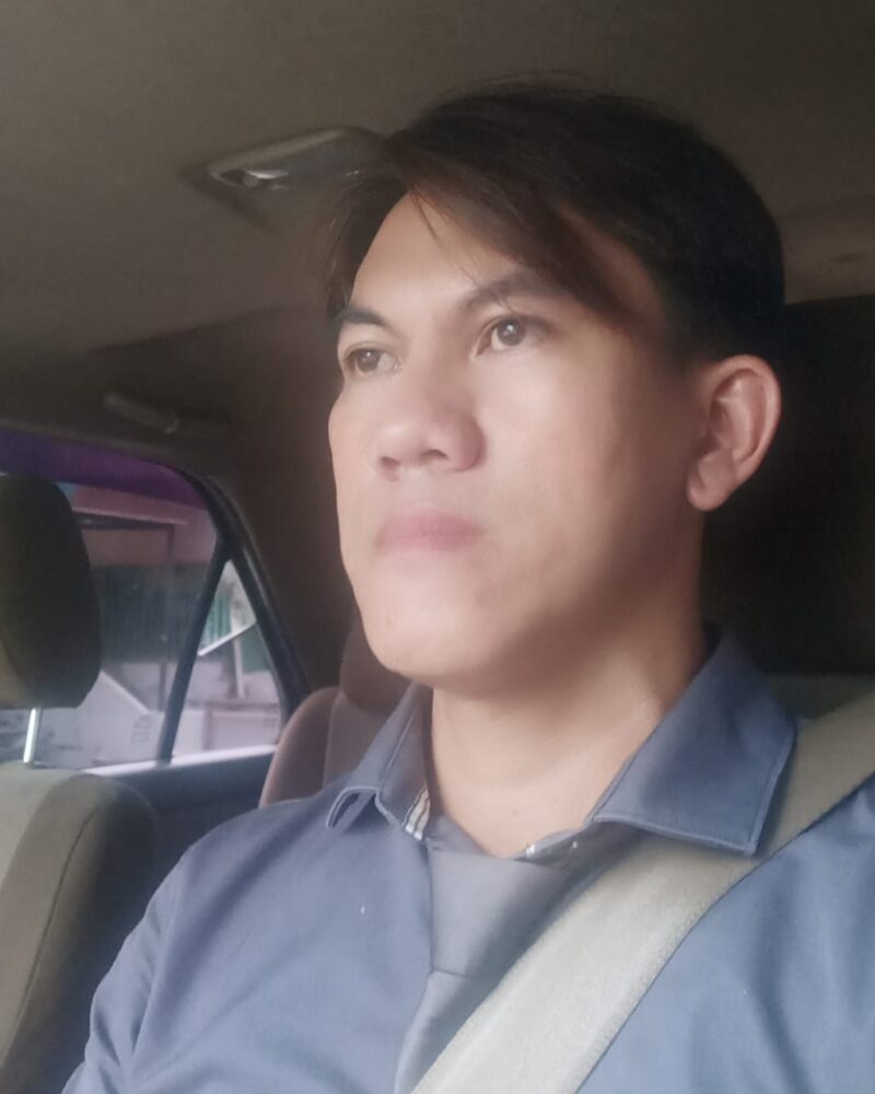 Keterangan Foto | Dokumen Kawalkaltim.com:

Yahya Tonang, S.H., pengacara yang dikenal dengan julukan Masterberuk Kalimantan, memberikan keterangan kepada awak media usai Pengadilan Negeri Kutai Barat mengabulkan sebagian permohonan praperadilan atas penetapan tersangka YS yang dinyatakan tidak sah. Putusan tersebut disebut menjadi tonggak sejarah baru dalam praktik praperadilan di Kutai Barat. Dok. (Ist/Kawalkaltim.com)
