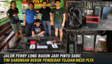 Tim gabungan Tim 12 Satgas Citarum BAIS TNI, Satgas Pamtas RI–Malaysia Yon Armed 4/Parahyangan dan Tim SGI memperlihatkan terduga pelaku beserta barang bukti narkotika jenis sabu-sabu yang diamankan di Pos Koki Long Bagun, Kabupaten Mahakam Ulu, Senin (22/6/2026). Barang bukti yang disita antara lain tiga paket sabu dengan berat total sekitar 1,5 gram, satu unit telepon genggam, timbangan digital, tas hitam, kotak penyimpanan serta lima alat isap sabu. (Ist/Kawalkaltim.com)