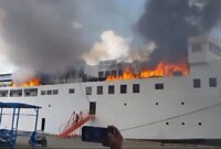 Keterangan Foto :
Kobaran api dan asap hitam pekat membumbung dari bagian dek sisi kanan KM Prince Soya saat kapal tengah bersandar di Pelabuhan Samarinda, Kalimantan Timur, Sabtu (1/8/2026). Kebakaran berhasil dipadamkan setelah petugas bersama awak kapal melakukan penanganan awal menggunakan APAR dan dibantu mobil pemadam kebakaran. Insiden ini mengakibatkan jadwal pelayaran menuju Parepare dibatalkan, sementara penyebab pasti kebakaran masih dalam proses penyelidikan oleh KSOP Samarinda. Dok.(Kawalkaltim.com/Masruji)
