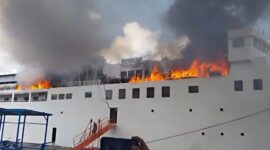 Keterangan Foto :
Kobaran api dan asap hitam pekat membumbung dari bagian dek sisi kanan KM Prince Soya saat kapal tengah bersandar di Pelabuhan Samarinda, Kalimantan Timur, Sabtu (1/8/2026). Kebakaran berhasil dipadamkan setelah petugas bersama awak kapal melakukan penanganan awal menggunakan APAR dan dibantu mobil pemadam kebakaran. Insiden ini mengakibatkan jadwal pelayaran menuju Parepare dibatalkan, sementara penyebab pasti kebakaran masih dalam proses penyelidikan oleh KSOP Samarinda. Dok.(Kawalkaltim.com/Masruji)
