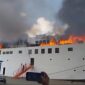 Keterangan Foto :
Kobaran api dan asap hitam pekat membumbung dari bagian dek sisi kanan KM Prince Soya saat kapal tengah bersandar di Pelabuhan Samarinda, Kalimantan Timur, Sabtu (1/8/2026). Kebakaran berhasil dipadamkan setelah petugas bersama awak kapal melakukan penanganan awal menggunakan APAR dan dibantu mobil pemadam kebakaran. Insiden ini mengakibatkan jadwal pelayaran menuju Parepare dibatalkan, sementara penyebab pasti kebakaran masih dalam proses penyelidikan oleh KSOP Samarinda. Dok.(Kawalkaltim.com/Masruji)
