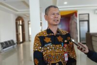 Keterangan Foto :
Kepala Badan Kepegawaian dan Pengembangan Sumber Daya Manusia (BKPSDM) Kabupaten Berau, Jaka Siswanta, memberikan keterangan kepada awak media terkait mekanisme penanganan dugaan pelanggaran disiplin ASN menyusul kasus oknum ASN yang terjaring Operasi Antik Mahakam 2026. (Dok. Kawalkaltim.com)
