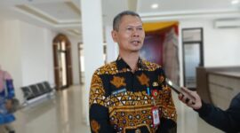 Keterangan Foto :
Kepala Badan Kepegawaian dan Pengembangan Sumber Daya Manusia (BKPSDM) Kabupaten Berau, Jaka Siswanta, memberikan keterangan kepada awak media terkait mekanisme penanganan dugaan pelanggaran disiplin ASN menyusul kasus oknum ASN yang terjaring Operasi Antik Mahakam 2026. (Dok. Kawalkaltim.com)

