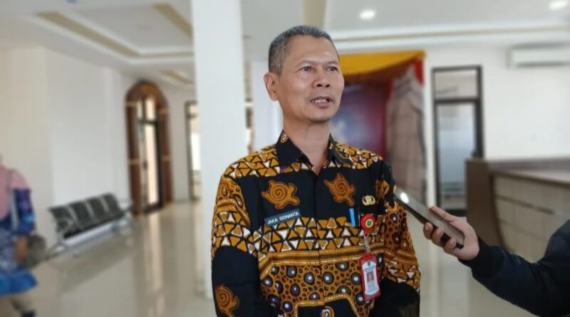 Keterangan Foto :
Kepala Badan Kepegawaian dan Pengembangan Sumber Daya Manusia (BKPSDM) Kabupaten Berau, Jaka Siswanta, memberikan keterangan kepada awak media terkait mekanisme penanganan dugaan pelanggaran disiplin ASN menyusul kasus oknum ASN yang terjaring Operasi Antik Mahakam 2026. (Dok. Kawalkaltim.com)

