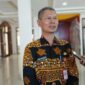 Keterangan Foto :
Kepala Badan Kepegawaian dan Pengembangan Sumber Daya Manusia (BKPSDM) Kabupaten Berau, Jaka Siswanta, memberikan keterangan kepada awak media terkait mekanisme penanganan dugaan pelanggaran disiplin ASN menyusul kasus oknum ASN yang terjaring Operasi Antik Mahakam 2026. (Dok. Kawalkaltim.com)
