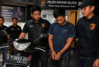 Keterangan Foto (Dok. Kawalkaltim.com):
Unit Reskrim Polsek Bontang Selatan bersama Tim Rajawali dan URC Polres Bontang mengamankan tersangka pencurian sepeda motor berinisial S di Sangatta, Kutai Timur. Saat ditangkap, pelaku masih menguasai sepeda motor Yamaha Mio Soul milik korban yang dicuri saat jamaah melaksanakan Salat Subuh di sebuah masjid di Jalan KS Tubun, Bontang.