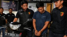 Keterangan Foto (Dok. Kawalkaltim.com):
Unit Reskrim Polsek Bontang Selatan bersama Tim Rajawali dan URC Polres Bontang mengamankan tersangka pencurian sepeda motor berinisial S di Sangatta, Kutai Timur. Saat ditangkap, pelaku masih menguasai sepeda motor Yamaha Mio Soul milik korban yang dicuri saat jamaah melaksanakan Salat Subuh di sebuah masjid di Jalan KS Tubun, Bontang.
