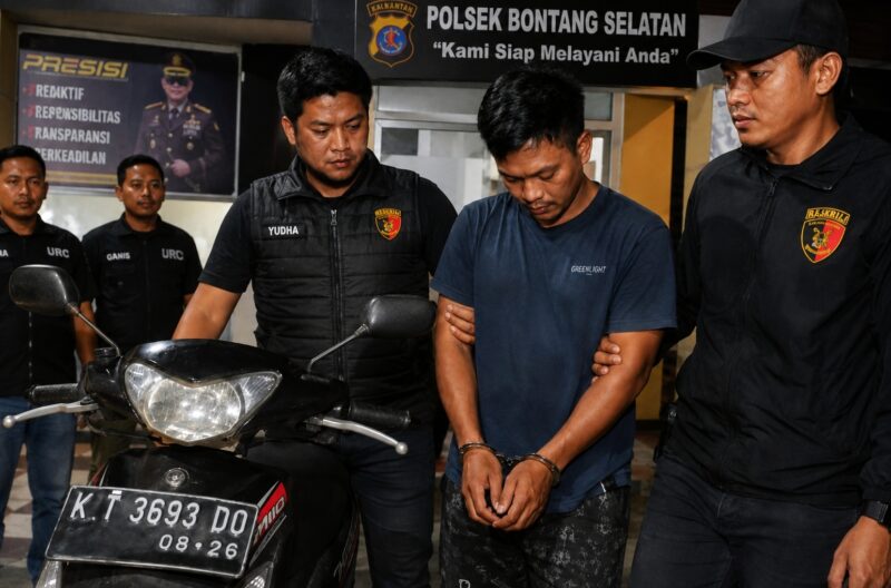 Keterangan Foto (Dok. Kawalkaltim.com):
Unit Reskrim Polsek Bontang Selatan bersama Tim Rajawali dan URC Polres Bontang mengamankan tersangka pencurian sepeda motor berinisial S di Sangatta, Kutai Timur. Saat ditangkap, pelaku masih menguasai sepeda motor Yamaha Mio Soul milik korban yang dicuri saat jamaah melaksanakan Salat Subuh di sebuah masjid di Jalan KS Tubun, Bontang.
