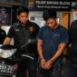 Keterangan Foto (Dok. Kawalkaltim.com):
Unit Reskrim Polsek Bontang Selatan bersama Tim Rajawali dan URC Polres Bontang mengamankan tersangka pencurian sepeda motor berinisial S di Sangatta, Kutai Timur. Saat ditangkap, pelaku masih menguasai sepeda motor Yamaha Mio Soul milik korban yang dicuri saat jamaah melaksanakan Salat Subuh di sebuah masjid di Jalan KS Tubun, Bontang.
