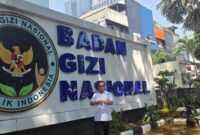 Keterangan Foto:
Dok. Kawalkaltim.com – Perwakilan mitra pelaksana Program Makan Bergizi Gratis (MBG) asal Kabupaten Paser berfoto di depan Kantor Badan Gizi Nasional (BGN), Jakarta, usai menyampaikan permohonan kejelasan terkait pembayaran pembangunan dapur MBG senilai Rp3,5 miliar yang diklaim telah rampung 100 persen. Mereka berharap BGN segera memberikan kepastian penyelesaian hak para mitra dan pelaku usaha lokal yang terlibat dalam proyek tersebut

