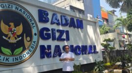 Keterangan Foto:
Dok. Kawalkaltim.com – Perwakilan mitra pelaksana Program Makan Bergizi Gratis (MBG) asal Kabupaten Paser berfoto di depan Kantor Badan Gizi Nasional (BGN), Jakarta, usai menyampaikan permohonan kejelasan terkait pembayaran pembangunan dapur MBG senilai Rp3,5 miliar yang diklaim telah rampung 100 persen. Mereka berharap BGN segera memberikan kepastian penyelesaian hak para mitra dan pelaku usaha lokal yang terlibat dalam proyek tersebut

