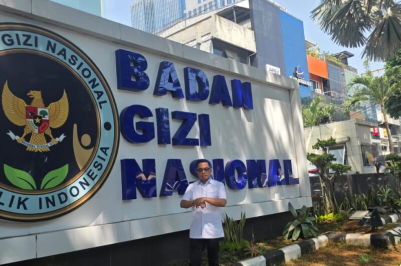 Keterangan Foto:
Dok. Kawalkaltim.com – Perwakilan mitra pelaksana Program Makan Bergizi Gratis (MBG) asal Kabupaten Paser berfoto di depan Kantor Badan Gizi Nasional (BGN), Jakarta, usai menyampaikan permohonan kejelasan terkait pembayaran pembangunan dapur MBG senilai Rp3,5 miliar yang diklaim telah rampung 100 persen. Mereka berharap BGN segera memberikan kepastian penyelesaian hak para mitra dan pelaku usaha lokal yang terlibat dalam proyek tersebut
