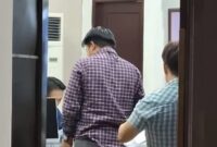 Keterangan Foto – Penyidik Polres Kutai Kartanegara melakukan pemeriksaan dan pengumpulan dokumen di Kantor Dinas Pendidikan dan Kebudayaan (Disdikbud) Kukar, Tenggarong, sebagai bagian dari penyidikan dugaan korupsi pemotongan honorarium dan insentif guru. Penggeledahan yang berlangsung hampir delapan jam tersebut dilakukan untuk memperkuat alat bukti dalam pengusutan kasus yang sebelumnya dilimpahkan Kejaksaan Tinggi Kalimantan Timur kepada Polres Kukar. Dok (Kawalkaltim/Masruji)