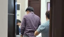 Keterangan Foto – Penyidik Polres Kutai Kartanegara melakukan pemeriksaan dan pengumpulan dokumen di Kantor Dinas Pendidikan dan Kebudayaan (Disdikbud) Kukar, Tenggarong, sebagai bagian dari penyidikan dugaan korupsi pemotongan honorarium dan insentif guru. Penggeledahan yang berlangsung hampir delapan jam tersebut dilakukan untuk memperkuat alat bukti dalam pengusutan kasus yang sebelumnya dilimpahkan Kejaksaan Tinggi Kalimantan Timur kepada Polres Kukar. Dok (Kawalkaltim/Masruji)