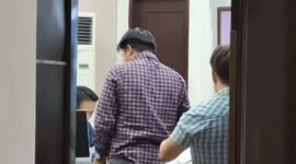 Keterangan Foto – Penyidik Polres Kutai Kartanegara melakukan pemeriksaan dan pengumpulan dokumen di Kantor Dinas Pendidikan dan Kebudayaan (Disdikbud) Kukar, Tenggarong, sebagai bagian dari penyidikan dugaan korupsi pemotongan honorarium dan insentif guru. Penggeledahan yang berlangsung hampir delapan jam tersebut dilakukan untuk memperkuat alat bukti dalam pengusutan kasus yang sebelumnya dilimpahkan Kejaksaan Tinggi Kalimantan Timur kepada Polres Kukar. Dok (Kawalkaltim/Masruji)