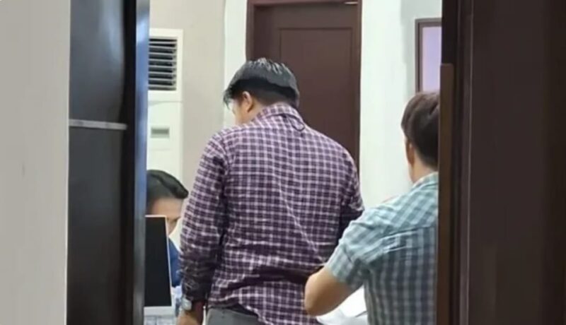 Keterangan Foto – Penyidik Polres Kutai Kartanegara melakukan pemeriksaan dan pengumpulan dokumen di Kantor Dinas Pendidikan dan Kebudayaan (Disdikbud) Kukar, Tenggarong, sebagai bagian dari penyidikan dugaan korupsi pemotongan honorarium dan insentif guru. Penggeledahan yang berlangsung hampir delapan jam tersebut dilakukan untuk memperkuat alat bukti dalam pengusutan kasus yang sebelumnya dilimpahkan Kejaksaan Tinggi Kalimantan Timur kepada Polres Kukar. Dok (Kawalkaltim/Masruji)
