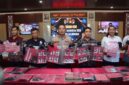 Keterangan Foto – Wakapolresta Balikpapan AKBP Fauzan Arianto didampingi Kasat Reserse Narkoba AKP Firman Ernanto, Kasi Humas Ipda Sangidun dan jajaran menunjukkan barang bukti hasil pengungkapan jaringan peredaran narkotika lintas daerah dalam konferensi pers Operasi Antik Mahakam 2026 di Mapolresta Balikpapan, Jumat (31/7/2026). Polisi mengamankan 20 paket sabu seberat bruto 1.041 gram, uang tunai serta sejumlah barang bukti lain dari dua tersangka yang diduga berperan sebagai kurir. Dok. (Polresta Balikpapan/Kawalkaltim.com.)