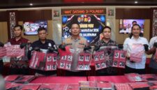 Keterangan Foto – Wakapolresta Balikpapan AKBP Fauzan Arianto didampingi Kasat Reserse Narkoba AKP Firman Ernanto, Kasi Humas Ipda Sangidun dan jajaran menunjukkan barang bukti hasil pengungkapan jaringan peredaran narkotika lintas daerah dalam konferensi pers Operasi Antik Mahakam 2026 di Mapolresta Balikpapan, Jumat (31/7/2026). Polisi mengamankan 20 paket sabu seberat bruto 1.041 gram, uang tunai serta sejumlah barang bukti lain dari dua tersangka yang diduga berperan sebagai kurir. Dok. (Polresta Balikpapan/Kawalkaltim.com.)
