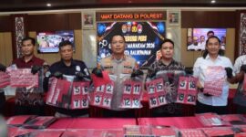 Keterangan Foto – Wakapolresta Balikpapan AKBP Fauzan Arianto didampingi Kasat Reserse Narkoba AKP Firman Ernanto, Kasi Humas Ipda Sangidun dan jajaran menunjukkan barang bukti hasil pengungkapan jaringan peredaran narkotika lintas daerah dalam konferensi pers Operasi Antik Mahakam 2026 di Mapolresta Balikpapan, Jumat (31/7/2026). Polisi mengamankan 20 paket sabu seberat bruto 1.041 gram, uang tunai serta sejumlah barang bukti lain dari dua tersangka yang diduga berperan sebagai kurir. Dok. (Polresta Balikpapan/Kawalkaltim.com.)