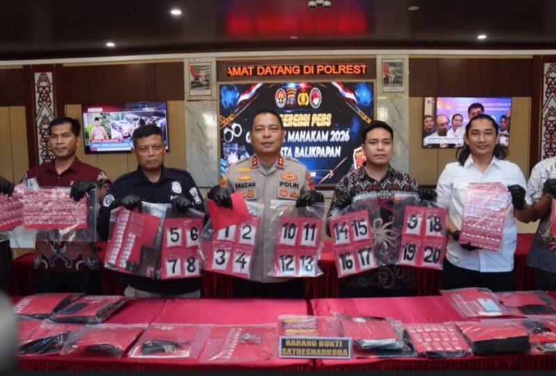 Keterangan Foto – Wakapolresta Balikpapan AKBP Fauzan Arianto didampingi Kasat Reserse Narkoba AKP Firman Ernanto, Kasi Humas Ipda Sangidun dan jajaran menunjukkan barang bukti hasil pengungkapan jaringan peredaran narkotika lintas daerah dalam konferensi pers Operasi Antik Mahakam 2026 di Mapolresta Balikpapan, Jumat (31/7/2026). Polisi mengamankan 20 paket sabu seberat bruto 1.041 gram, uang tunai serta sejumlah barang bukti lain dari dua tersangka yang diduga berperan sebagai kurir. Dok. (Polresta Balikpapan/Kawalkaltim.com.)
