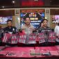 Keterangan Foto – Wakapolresta Balikpapan AKBP Fauzan Arianto didampingi Kasat Reserse Narkoba AKP Firman Ernanto, Kasi Humas Ipda Sangidun dan jajaran menunjukkan barang bukti hasil pengungkapan jaringan peredaran narkotika lintas daerah dalam konferensi pers Operasi Antik Mahakam 2026 di Mapolresta Balikpapan, Jumat (31/7/2026). Polisi mengamankan 20 paket sabu seberat bruto 1.041 gram, uang tunai serta sejumlah barang bukti lain dari dua tersangka yang diduga berperan sebagai kurir. Dok. (Polresta Balikpapan/Kawalkaltim.com.)