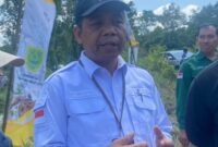 Keterangan Foto :
Kepala Pusat Penyuluhan Pertanian Kementerian Pertanian, 𝗠. 𝗔𝗺𝗶𝗻, memberikan keterangan kepada awak media usai mengikuti Gerakan Tanam Padi Serentak Nasional di Kampung Melati Jaya, Kecamatan Teluk Bayur, Kabupaten Berau, Jumat (31/7/2026). Dalam kesempatan tersebut, Kementan menegaskan komitmennya mendukung peningkatan produktivitas pertanian melalui penyaluran alsintan, benih, pupuk, serta pendampingan terhadap pengelolaan lahan sawah seluas 111 hektare guna memperkuat target swasembada pangan nasional. (Dok. Kawalkaltim.com/Hidayat)
