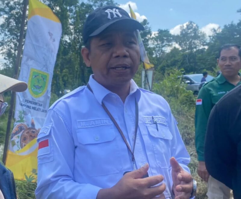 Keterangan Foto :
Kepala Pusat Penyuluhan Pertanian Kementerian Pertanian, 𝗠. 𝗔𝗺𝗶𝗻, memberikan keterangan kepada awak media usai mengikuti Gerakan Tanam Padi Serentak Nasional di Kampung Melati Jaya, Kecamatan Teluk Bayur, Kabupaten Berau, Jumat (31/7/2026). Dalam kesempatan tersebut, Kementan menegaskan komitmennya mendukung peningkatan produktivitas pertanian melalui penyaluran alsintan, benih, pupuk, serta pendampingan terhadap pengelolaan lahan sawah seluas 111 hektare guna memperkuat target swasembada pangan nasional. (Dok. Kawalkaltim.com/Hidayat)
