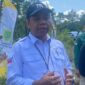 Keterangan Foto :
Kepala Pusat Penyuluhan Pertanian Kementerian Pertanian, 𝗠. 𝗔𝗺𝗶𝗻, memberikan keterangan kepada awak media usai mengikuti Gerakan Tanam Padi Serentak Nasional di Kampung Melati Jaya, Kecamatan Teluk Bayur, Kabupaten Berau, Jumat (31/7/2026). Dalam kesempatan tersebut, Kementan menegaskan komitmennya mendukung peningkatan produktivitas pertanian melalui penyaluran alsintan, benih, pupuk, serta pendampingan terhadap pengelolaan lahan sawah seluas 111 hektare guna memperkuat target swasembada pangan nasional. (Dok. Kawalkaltim.com/Hidayat)
