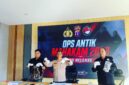 Keterangan Foto:
Wakapolres Kutai Barat KOMPOL Subari, S.Sos., M.H. didampingi Kasat Resnarkoba IPTU Raymond Juliano Wiliam, S.Tr.K., M.H. dan Kasi Humas IPTU Sukoco menunjukkan barang bukti narkotika jenis sabu saat konferensi pers hasil Operasi Antik Mahakam 2026 di Gedung SPKT Polres Kutai Barat, Jumat (31/7/2026). Dalam operasi yang berlangsung selama 10–30 Juli 2026 tersebut, Satresnarkoba Polres Kutai Barat mengamankan 17 tersangka serta menyita 67 paket sabu dengan berat bruto sekitar 19,8 gram sebagai bagian dari upaya pemberantasan peredaran gelap narkotika di wilayah hukum Kabupaten Kutai Barat. (Dok. Humas Polres Kutai Barat/Kawalkaltim.com/Amin)
