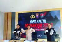Keterangan Foto:
Wakapolres Kutai Barat KOMPOL Subari, S.Sos., M.H. didampingi Kasat Resnarkoba IPTU Raymond Juliano Wiliam, S.Tr.K., M.H. dan Kasi Humas IPTU Sukoco menunjukkan barang bukti narkotika jenis sabu saat konferensi pers hasil Operasi Antik Mahakam 2026 di Gedung SPKT Polres Kutai Barat, Jumat (31/7/2026). Dalam operasi yang berlangsung selama 10–30 Juli 2026 tersebut, Satresnarkoba Polres Kutai Barat mengamankan 17 tersangka serta menyita 67 paket sabu dengan berat bruto sekitar 19,8 gram sebagai bagian dari upaya pemberantasan peredaran gelap narkotika di wilayah hukum Kabupaten Kutai Barat. (Dok. Humas Polres Kutai Barat/Kawalkaltim.com/Amin)
