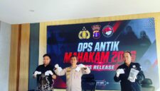 Keterangan Foto:
Wakapolres Kutai Barat KOMPOL Subari, S.Sos., M.H. didampingi Kasat Resnarkoba IPTU Raymond Juliano Wiliam, S.Tr.K., M.H. dan Kasi Humas IPTU Sukoco menunjukkan barang bukti narkotika jenis sabu saat konferensi pers hasil Operasi Antik Mahakam 2026 di Gedung SPKT Polres Kutai Barat, Jumat (31/7/2026). Dalam operasi yang berlangsung selama 10–30 Juli 2026 tersebut, Satresnarkoba Polres Kutai Barat mengamankan 17 tersangka serta menyita 67 paket sabu dengan berat bruto sekitar 19,8 gram sebagai bagian dari upaya pemberantasan peredaran gelap narkotika di wilayah hukum Kabupaten Kutai Barat. (Dok. Humas Polres Kutai Barat/Kawalkaltim.com/Amin)