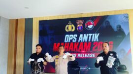 Keterangan Foto:
Wakapolres Kutai Barat KOMPOL Subari, S.Sos., M.H. didampingi Kasat Resnarkoba IPTU Raymond Juliano Wiliam, S.Tr.K., M.H. dan Kasi Humas IPTU Sukoco menunjukkan barang bukti narkotika jenis sabu saat konferensi pers hasil Operasi Antik Mahakam 2026 di Gedung SPKT Polres Kutai Barat, Jumat (31/7/2026). Dalam operasi yang berlangsung selama 10–30 Juli 2026 tersebut, Satresnarkoba Polres Kutai Barat mengamankan 17 tersangka serta menyita 67 paket sabu dengan berat bruto sekitar 19,8 gram sebagai bagian dari upaya pemberantasan peredaran gelap narkotika di wilayah hukum Kabupaten Kutai Barat. (Dok. Humas Polres Kutai Barat/Kawalkaltim.com/Amin)
