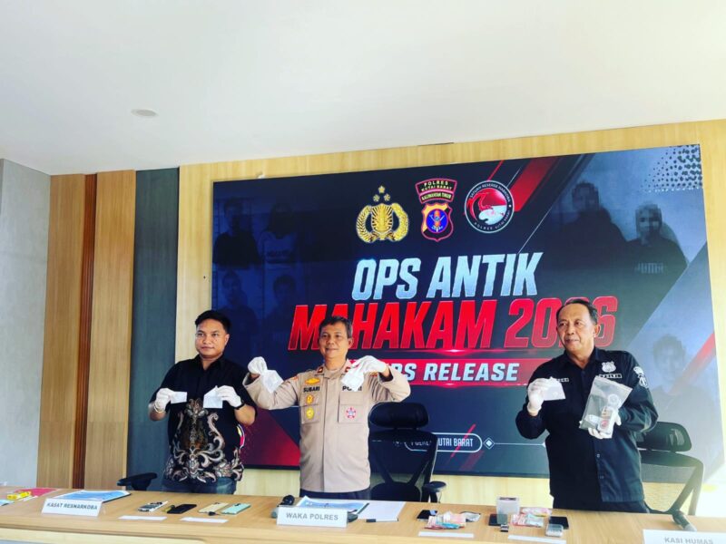 Keterangan Foto:
Wakapolres Kutai Barat KOMPOL Subari, S.Sos., M.H. didampingi Kasat Resnarkoba IPTU Raymond Juliano Wiliam, S.Tr.K., M.H. dan Kasi Humas IPTU Sukoco menunjukkan barang bukti narkotika jenis sabu saat konferensi pers hasil Operasi Antik Mahakam 2026 di Gedung SPKT Polres Kutai Barat, Jumat (31/7/2026). Dalam operasi yang berlangsung selama 10–30 Juli 2026 tersebut, Satresnarkoba Polres Kutai Barat mengamankan 17 tersangka serta menyita 67 paket sabu dengan berat bruto sekitar 19,8 gram sebagai bagian dari upaya pemberantasan peredaran gelap narkotika di wilayah hukum Kabupaten Kutai Barat. (Dok. Humas Polres Kutai Barat/Kawalkaltim.com/Amin)

