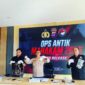 Keterangan Foto:
Wakapolres Kutai Barat KOMPOL Subari, S.Sos., M.H. didampingi Kasat Resnarkoba IPTU Raymond Juliano Wiliam, S.Tr.K., M.H. dan Kasi Humas IPTU Sukoco menunjukkan barang bukti narkotika jenis sabu saat konferensi pers hasil Operasi Antik Mahakam 2026 di Gedung SPKT Polres Kutai Barat, Jumat (31/7/2026). Dalam operasi yang berlangsung selama 10–30 Juli 2026 tersebut, Satresnarkoba Polres Kutai Barat mengamankan 17 tersangka serta menyita 67 paket sabu dengan berat bruto sekitar 19,8 gram sebagai bagian dari upaya pemberantasan peredaran gelap narkotika di wilayah hukum Kabupaten Kutai Barat. (Dok. Humas Polres Kutai Barat/Kawalkaltim.com/Amin)
