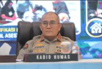 Keterangan Foto:
Kabid Humas Polda Kalimantan Timur Kombes Pol Tedy Sopandi menyampaikan keterangan terkait mutasi sejumlah pejabat utama di lingkungan Polda Kaltim berdasarkan Surat Telegram Kapolri Nomor: ST/1589/VII/KEP./2026 tertanggal 30 Juli 2026. Mutasi tersebut disebut sebagai bagian dari penyegaran organisasi, pengembangan karier personel, dan penguatan pelayanan kepolisian kepada masyarakat. Foto: (Humas Polda Kaltim/Dok. Kawalkaltim.com./Rudiantoro)