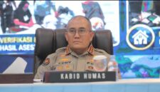 Keterangan Foto:
Kabid Humas Polda Kalimantan Timur Kombes Pol Tedy Sopandi menyampaikan keterangan terkait mutasi sejumlah pejabat utama di lingkungan Polda Kaltim berdasarkan Surat Telegram Kapolri Nomor: ST/1589/VII/KEP./2026 tertanggal 30 Juli 2026. Mutasi tersebut disebut sebagai bagian dari penyegaran organisasi, pengembangan karier personel, dan penguatan pelayanan kepolisian kepada masyarakat. Foto: (Humas Polda Kaltim/Dok. Kawalkaltim.com./Rudiantoro)