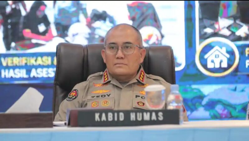 Keterangan Foto:
Kabid Humas Polda Kalimantan Timur Kombes Pol Tedy Sopandi menyampaikan keterangan terkait mutasi sejumlah pejabat utama di lingkungan Polda Kaltim berdasarkan Surat Telegram Kapolri Nomor: ST/1589/VII/KEP./2026 tertanggal 30 Juli 2026. Mutasi tersebut disebut sebagai bagian dari penyegaran organisasi, pengembangan karier personel, dan penguatan pelayanan kepolisian kepada masyarakat. Foto: (Humas Polda Kaltim/Dok. Kawalkaltim.com./Rudiantoro)
