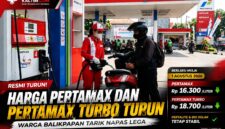 Keterangan Foto:
Petugas melayani pengisian BBM di salah satu SPBU Pertamina di Balikpapan. Mulai 1 Agustus 2026, PT Pertamina Patra Niaga resmi menurunkan harga BBM non-subsidi, dengan Pertamax menjadi Rp16.300 per liter dan Pertamax Turbo turun menjadi Rp18.700 per liter, sementara harga BBM subsidi tetap stabil. Foto: Ilustrasi/Pertamina.(Dok.Kawalkaltim.com/Rudiantoro)