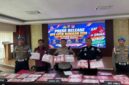 Keterangan Foto :
Petugas Polres Berau memperlihatkan barang bukti sabu hasil pengungkapan 33 kasus narkotika dalam Operasi Antik Mahakam 2026 saat konferensi pers di Mapolres Berau, Jumat (31/7). Selama operasi 20 hari tersebut, polisi mengamankan 38 tersangka dan menyita 320,66 gram sabu, mengantarkan Polres Berau menjadi peringkat ketiga pengungkapan kasus narkotika di jajaran Polda Kalimantan Timur. (Dok. Humas Polres Berau/Kawalkaltim.com/Hidayat)

