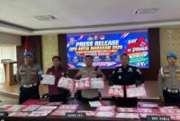 Keterangan Foto :
Petugas Polres Berau memperlihatkan barang bukti sabu hasil pengungkapan 33 kasus narkotika dalam Operasi Antik Mahakam 2026 saat konferensi pers di Mapolres Berau, Jumat (31/7). Selama operasi 20 hari tersebut, polisi mengamankan 38 tersangka dan menyita 320,66 gram sabu, mengantarkan Polres Berau menjadi peringkat ketiga pengungkapan kasus narkotika di jajaran Polda Kalimantan Timur. (Dok. Humas Polres Berau/Kawalkaltim.com/Hidayat)