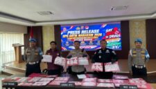 Keterangan Foto :
Petugas Polres Berau memperlihatkan barang bukti sabu hasil pengungkapan 33 kasus narkotika dalam Operasi Antik Mahakam 2026 saat konferensi pers di Mapolres Berau, Jumat (31/7). Selama operasi 20 hari tersebut, polisi mengamankan 38 tersangka dan menyita 320,66 gram sabu, mengantarkan Polres Berau menjadi peringkat ketiga pengungkapan kasus narkotika di jajaran Polda Kalimantan Timur. (Dok. Humas Polres Berau/Kawalkaltim.com/Hidayat)