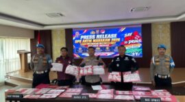 Keterangan Foto :
Petugas Polres Berau memperlihatkan barang bukti sabu hasil pengungkapan 33 kasus narkotika dalam Operasi Antik Mahakam 2026 saat konferensi pers di Mapolres Berau, Jumat (31/7). Selama operasi 20 hari tersebut, polisi mengamankan 38 tersangka dan menyita 320,66 gram sabu, mengantarkan Polres Berau menjadi peringkat ketiga pengungkapan kasus narkotika di jajaran Polda Kalimantan Timur. (Dok. Humas Polres Berau/Kawalkaltim.com/Hidayat)
